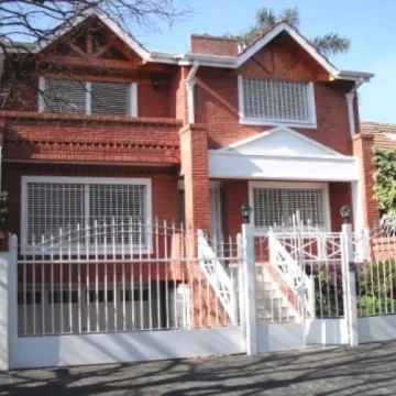 Alquiler Casa 6 ambientes en Acasusso. Garage, jardín y piscina.