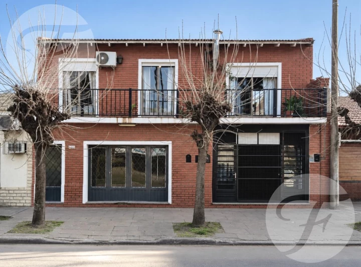 Propiedad con Renta Inmediata sobre Av. Sarmiento | Vivienda, Jardín   2 locales comerciales