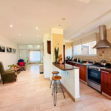 Casa en venta de 4 ambientes en barrio san bernardo lujan con patio y cochera
