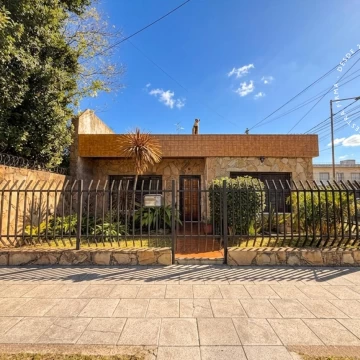 APTO CRÉDITO - Casa en venta de 3 ambientes con cochera, patio y parrilla - Villa Ballester