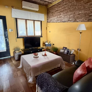Casa en venta de dos dormitorios APTO CRÉDITO - Rosario, Azcuénaga