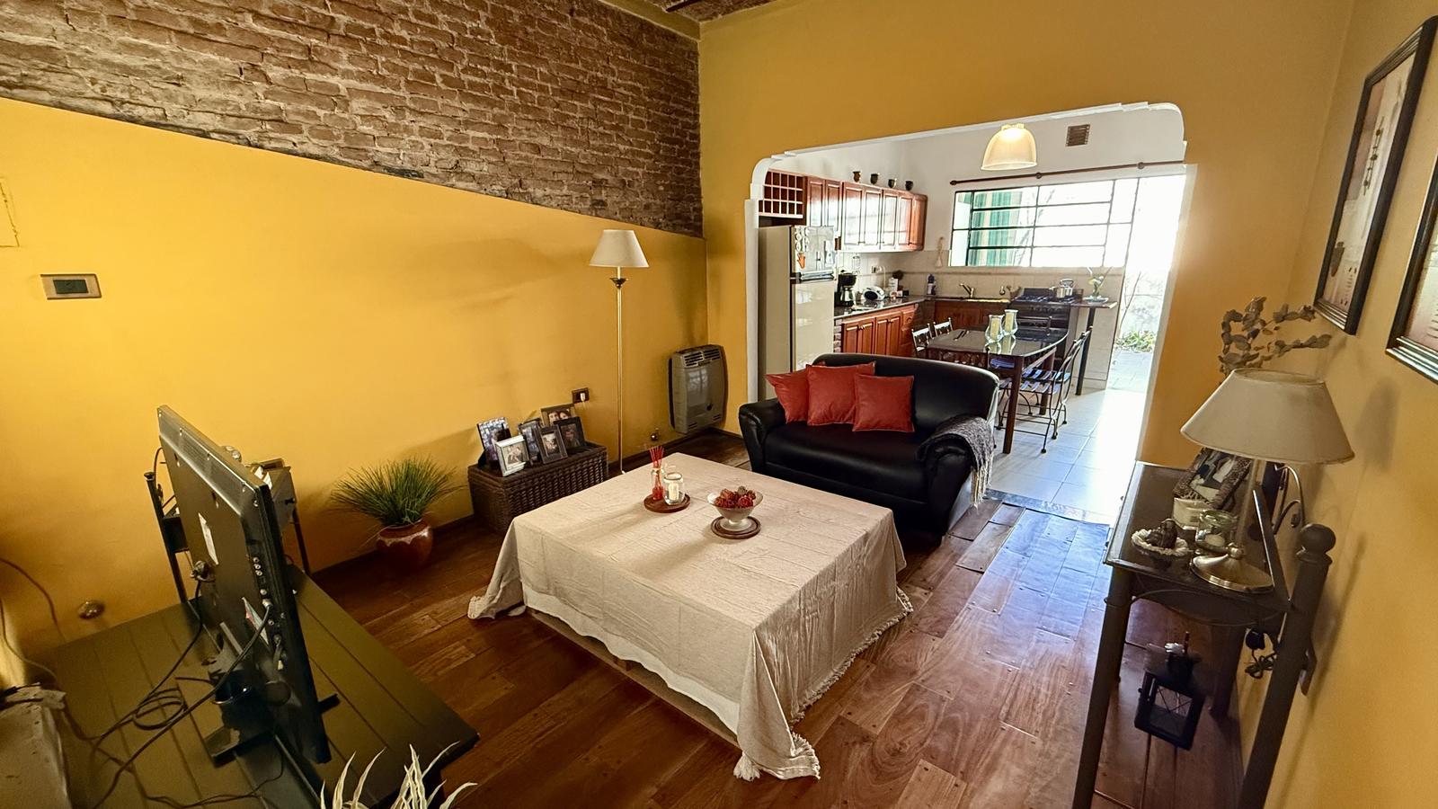 Casa en venta de dos dormitorios - Rosario, Azcuénaga