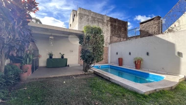 Casa en Venta, Abasto, Rosario, 4 dormitorios, patio y pile !