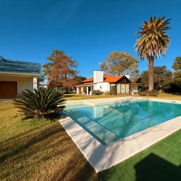 Ruta 9 Y Punta Del Este - Propiedad En Venta Con 3300 M2 De Terreno Y Cancha De Tenis - Funes