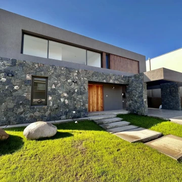 Barrio Aguaribay - Casa Moderna 3 Dormitorios y Escritorio
