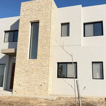 Casa en venta de 3 dorm + estudio en Sta Elisa Pilar del Este