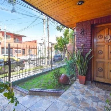 Venta casa multifamiliar 6 ambientes en Moron sur.