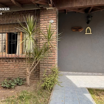 Casa 4 Amb. c/ Terraza y Altillo en Villa Luzuriaga — Apto Crédito, Escritura Inmediata