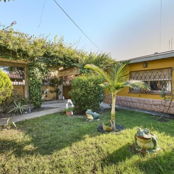 Venta Casa en Lote Propio de 3 Amb con Quincho y Patio con Jardin