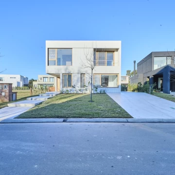 EN VENTA, CASA A ESTRENAR 4 SUITES, PILETA SOLARIUM. CARPINCHOS, NORDELTA.