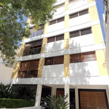 Piso de tres dormitorios y amplio balcón y cochera en venta en La Plata. Apto banco
