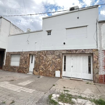 Casa tres dormitorios con patio con verde, zona residencial en venta  en La Plata