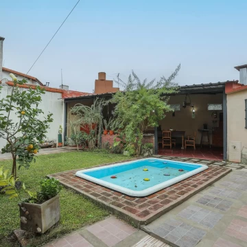 VENTA Casa 4 ambientes con Cochera Quincho y Patio con Pileta