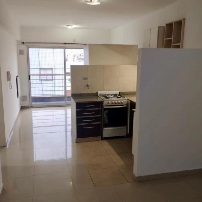 ALQUILER 2 ambientes con Balcón en un 5to. piso en San Cristóbal