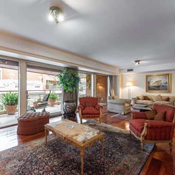 Venta Piso 262 mts en Recoleta, 4 dormitorios, 2 cocheras, balcón aterrazado.