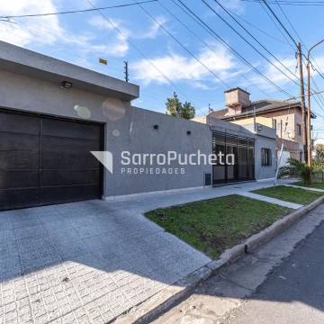 Venta casa 3 ambientes con parque, terraza y cochera doble en Moron sur