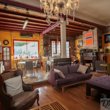 Casa de estilo media romana reciclada a nuevo con jardín de 18x9 y garage en Boedo