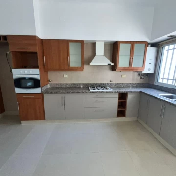 Impecable Casa Al Frente de 2 Dormitorios, 2 Cocheras y Patio - A 50 metros de Av. Mendoza 6100