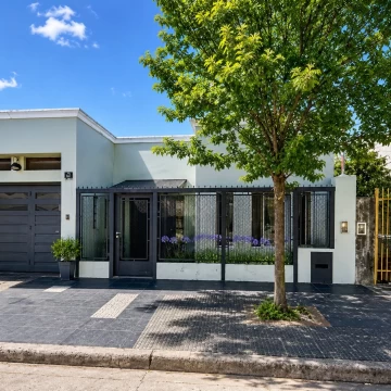 CASA LOTE PROPIO RAMOS MEJIA SUR-GARAGE PARA 3 AUTOS