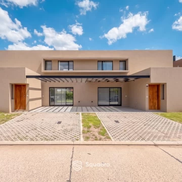 ALQUILER - Casa 2 Dormitorios, jardín y parrillero - Condominio Don Mateo, Funes.