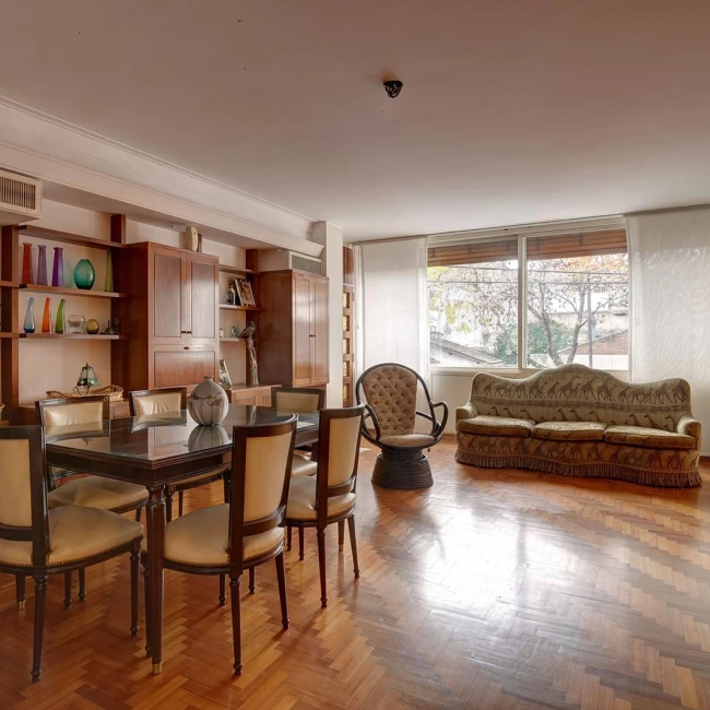 Casa de Dos Pisos con Patio Parrilla, Terraza, Doble Cochera en Villa del Parque