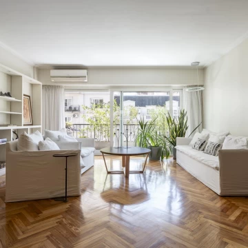 Departamento 4 ambientes, en venta. Piso alto, balcón corrido y cochera en Recoleta