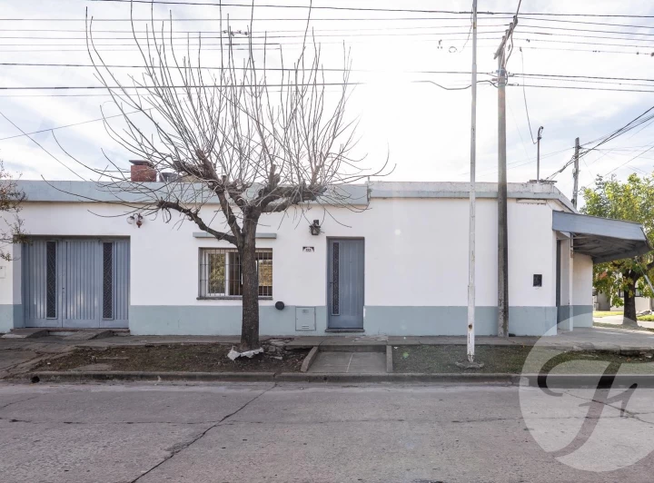 Gran oportunidad en San Pedro I Casa en esquina con Local Comercial y Cochera I Todos los servicios