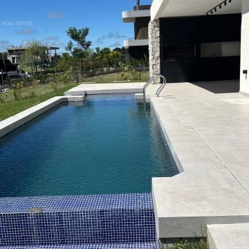 Casa premiun en venta a estrenar con amarra al rio Yacht Nordelta