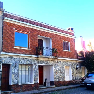 Alquiler casa de tres dormitorios en casco histórico, Colonia del Sacramento