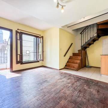 9 de Julio 2000 - Departamento dúplex de pasillo dos dormitorios en venta - Rosario, Centro