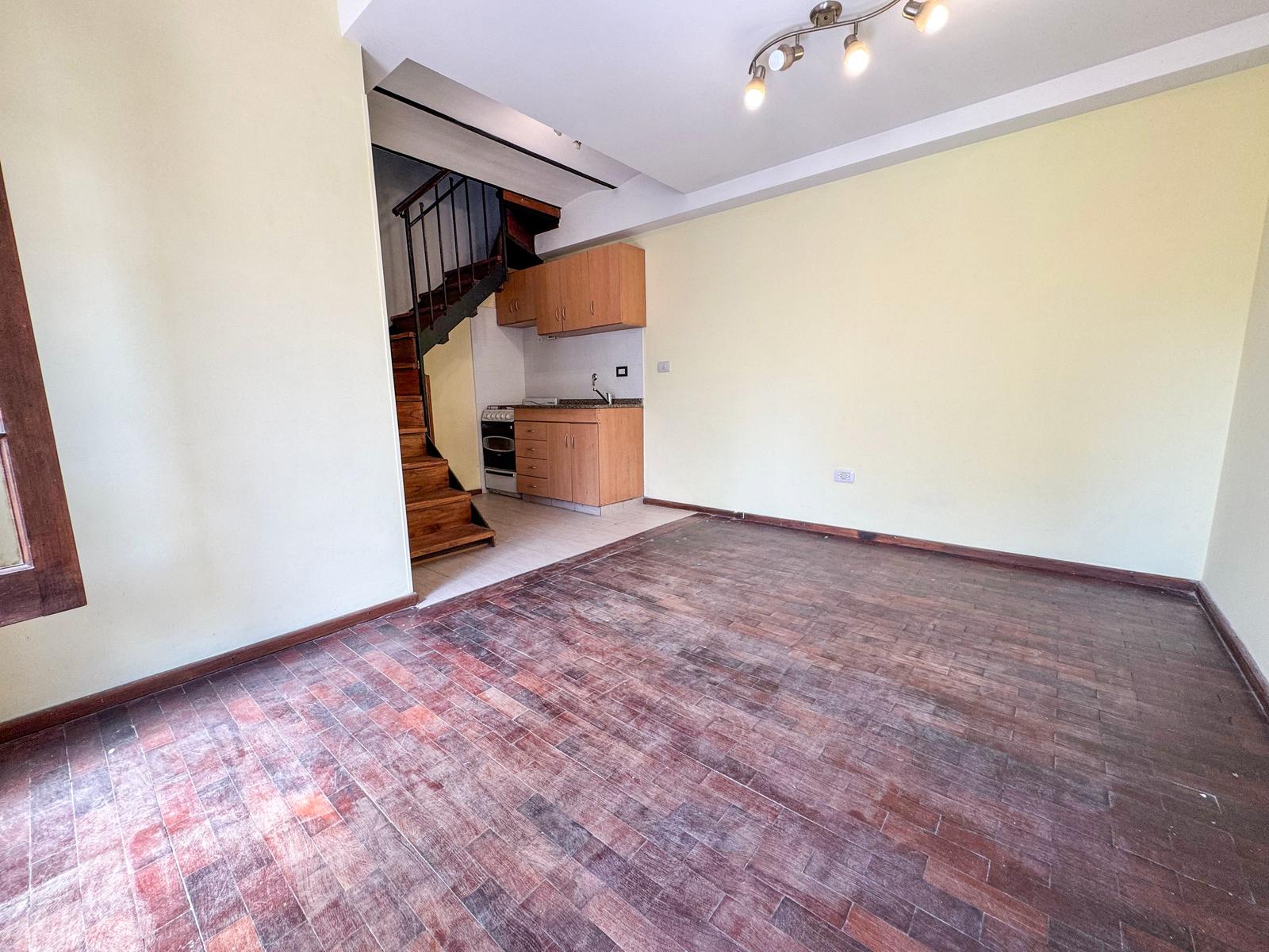 Departamento dúplex de pasillo dos dormitorios en venta