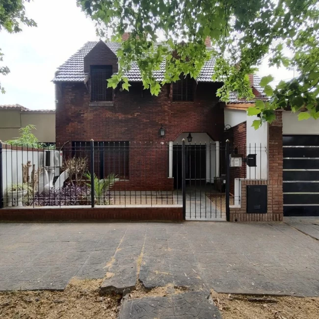 CASA EN VENTA EN MORÓN – EXCELENTE UBICACIÓN – AMPLIOS AMBIENTES – OPORTUNIDAD