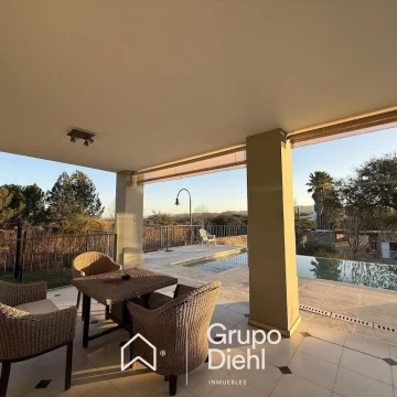 Casa de categoría 5 dormitorios 760 m²cub con vistas a las sierras EN VENTA en La Serena, Mendiolaza