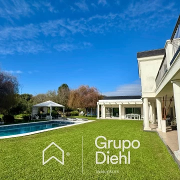 Casa 5 dormitorios con fondo a espacio verde lote central 3.000 m² EN VENTA en El Bosque, Zona Norte