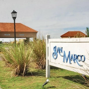 Venta de lote a la laguna de 1246m2 en Barrio Privado San Marco, Villanueva