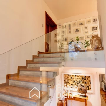 Exclusiva casa familiar EN VENTA Santina Norte • Macrolote 1.200 m²