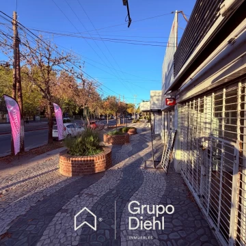 Frente al Colegio La Salle. Más movimiento. Más oportunidades para tu negocio.
