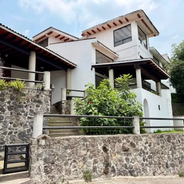 Casa en renta en privada con gran terraza techada, jardín y 4 recámaras