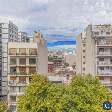 Piso Alto - Luminoso Departamento con Amplio Balcón al Frente