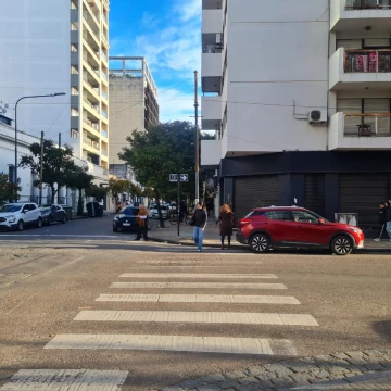Departamento dos habitaciones y balcón al frente en Esq. 12 y 47