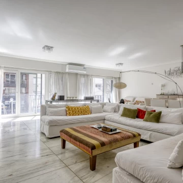 Espectacular piso de categoría en Recoleta, sobre Av. Pueyrredón casi Guido.