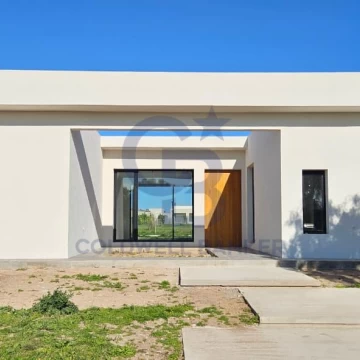 OPORTUNIDAD! FINANCIADA! VENTA CASA A ESTRENAR CON PILETA Y FONDO AL VERDE SAN SEBASTIAN AREA 12