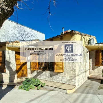casa 3 dormitorios en esquina frente a una plaza zona muy tranquila 