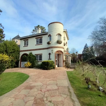 Alquiler Anual  Casa 4 Ambientes con Piscina Amueblada en El bosque CC Campana. EXPENSAS INCLUIDAS!