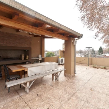 Casa en planta alta con cochera y terraza con parrillero-Dos dormitorios -Rosario