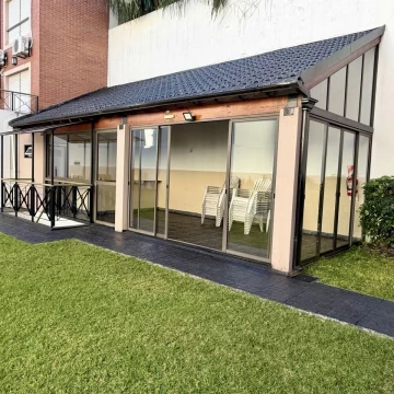 Venta PH tipo Triplex de 4 ambientes con cochera cubierta y fija, ubicado en un moderno complejo con pileta, SUM y vigilancia.