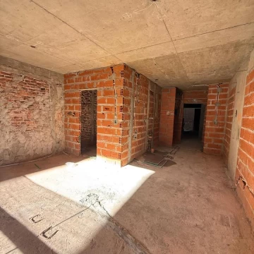 Departamento ambiente y medio al frente, a la venta en Recoleta