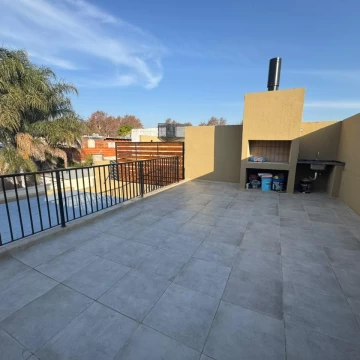 Casa en venta en Echesortu con patio y parrilla.