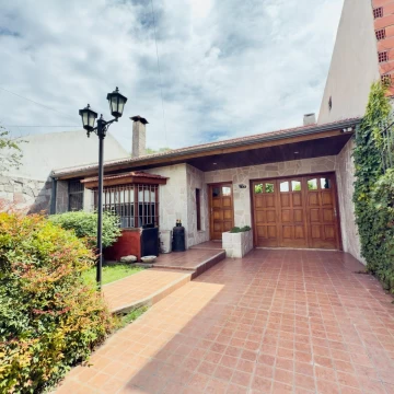 VENTA Chalet 5 ambientes con gran Jardín