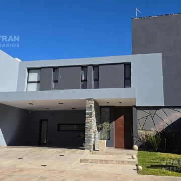 Casa en Venta ,3 dorm,3 baños, jardín con pileta climatizada. IMPECABLE!!!!